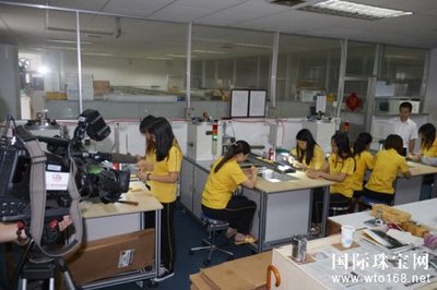 【今日新聞】新時代 &ldquo;星&rdquo;發展 --深圳衛視采訪星光達,聚焦傳統文化產業發展_國際珠寶網-全球最大的珠寶門戶網站。提供及時的行業動態、黃金價格和珠寶加盟等資訊。